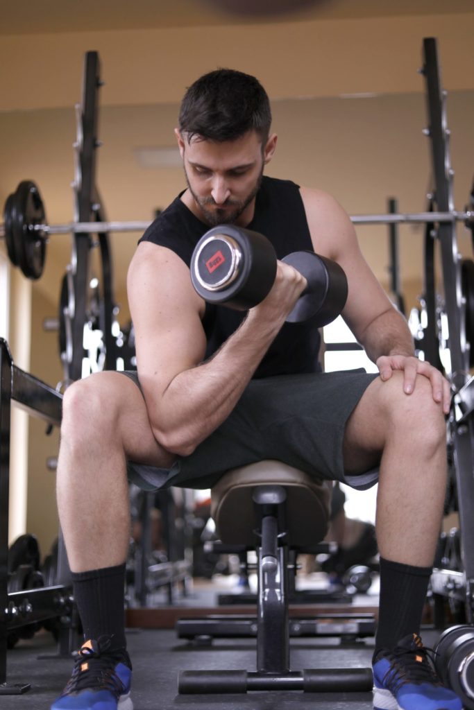 Alain, coach sportif pendant la séance musculation avec poids libres