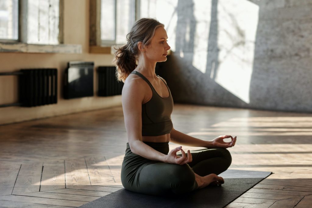 Emelie, coach sportif pendant la séance de yoga