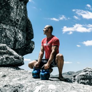 Bruno banquier conquérant pendant une séance musculation dans la nature